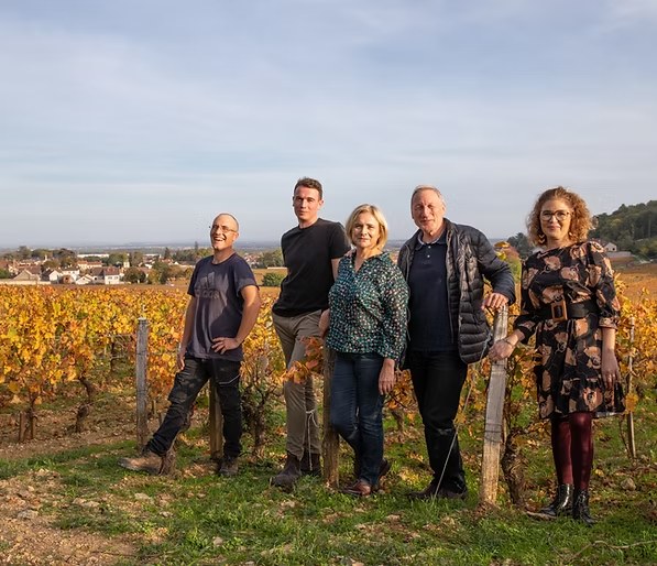 Команда Domaine Les Astrelles на фоне склонов Жевре-Шамбертен