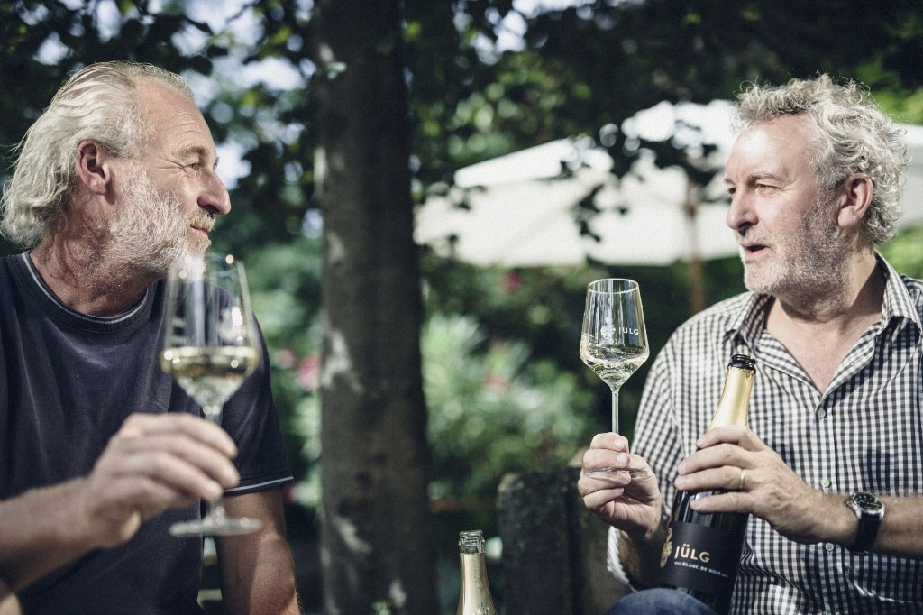 Вернер Юльг в саду семейного поместья в Швайгене | Weingut Jülg Vinoterra