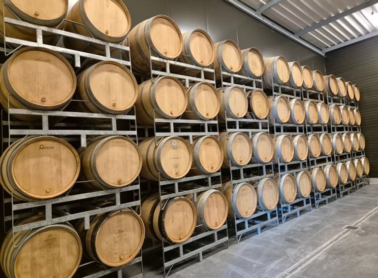 Погреб выдержки в дубовых бочках Domaine Les Astrelles