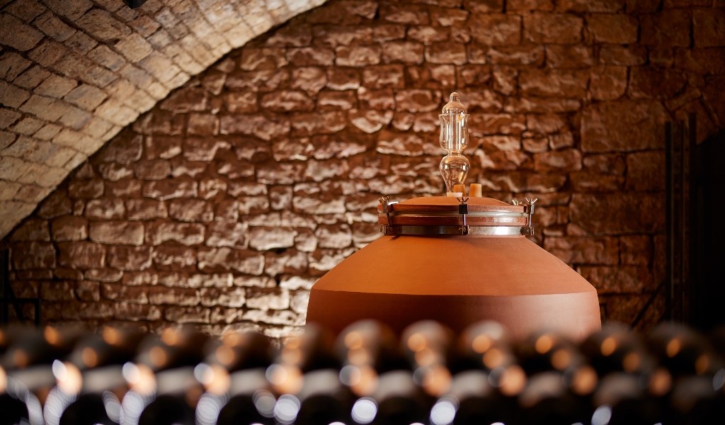 Глиняная амфора в погребе Domaine Morey-Coffinet